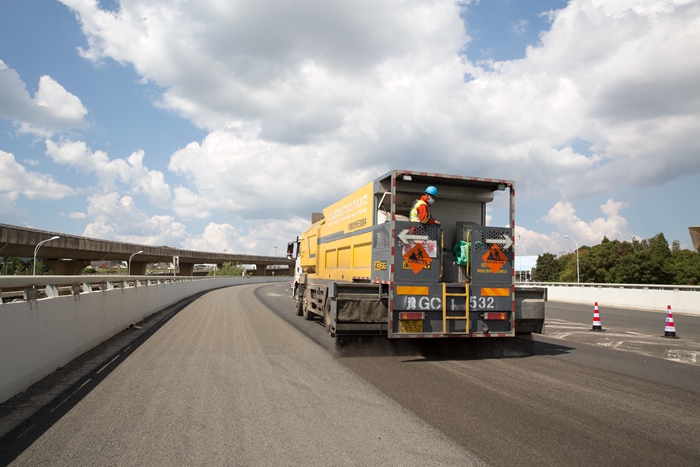 2021年昆明長水機(jī)場精細(xì)抗滑保護(hù)層